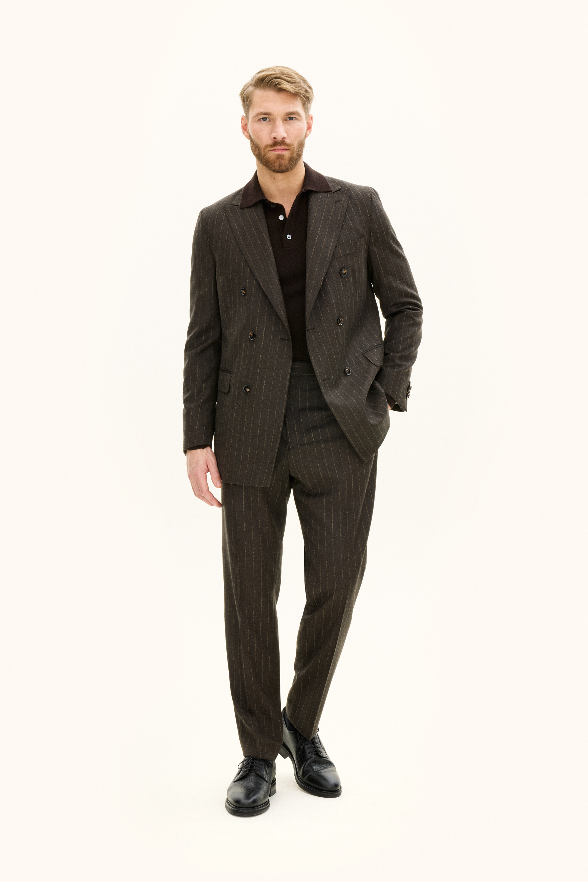 Oscar Jacobson - Regular Fit Dubbelknäppt Randig Flanellkostym - stl. 48 - Brun - Herr